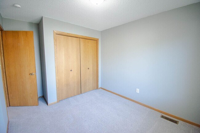 Building Photo - Pristine, Bright, and Move-In Ready in SW Rochester!