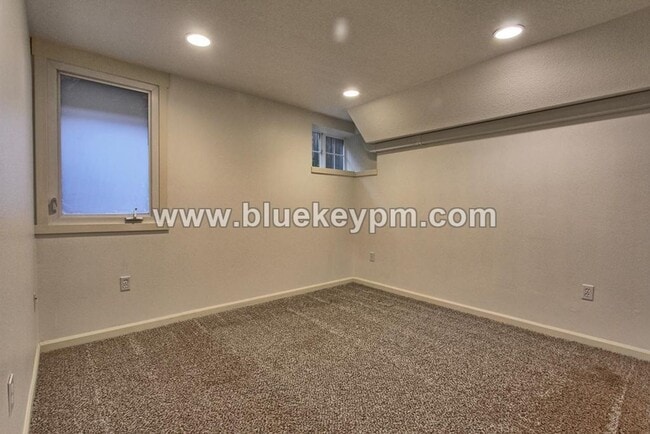 Building Photo - 3 Bed, 2 Bath Cottage in Uptown Vancouver with 2 Bedrooms on Main, Home Office and Bonus Room