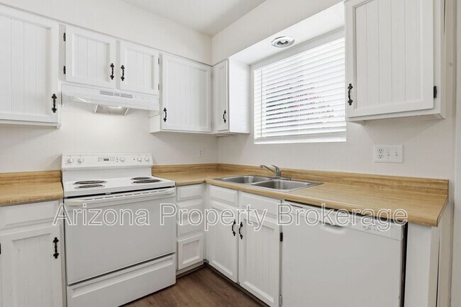 Building Photo - 3934 E Piccadilly Rd