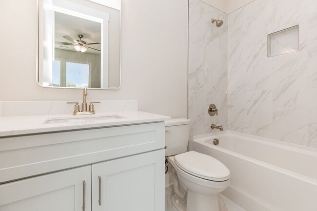 Building Photo - Beautiful 3BR 2.5BA Townhome w/ Full Appliance Kitchen • Garage Parking • Ultra-Modern