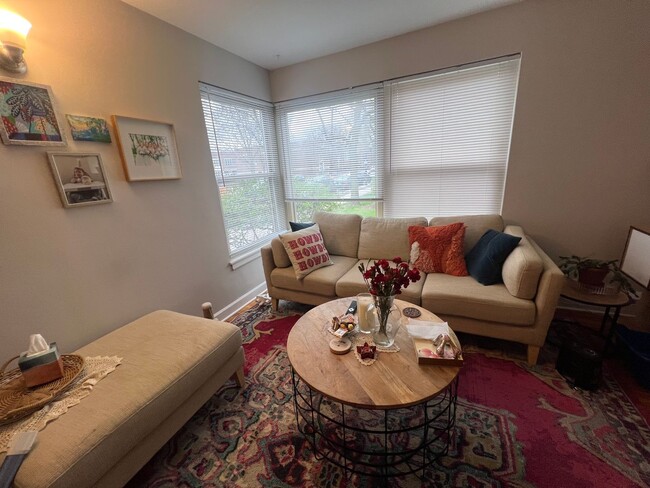 Building Photo - Ravenswood Renovated 1 Bedroom