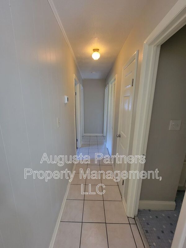 Building Photo - 225 Pecan Dr