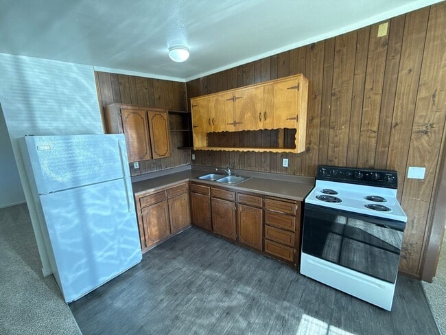 Building Photo - 3010 Phyllis St NE