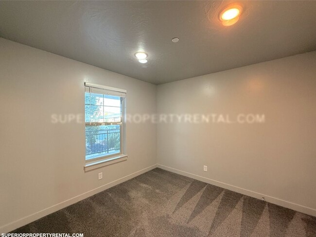 Building Photo - 2 bed, 1 bath Condo