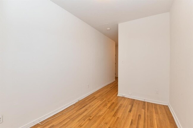 Building Photo - 118 Adams St