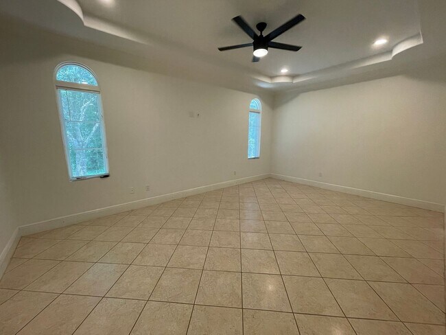 Building Photo - ANNUAL RENTAL - 3 BEDROOM + DEN/ 3 BATH SP...