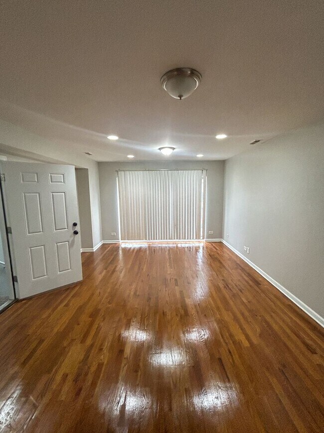 Building Photo - Sunny and Spacious 3 Bed, 2 Bath