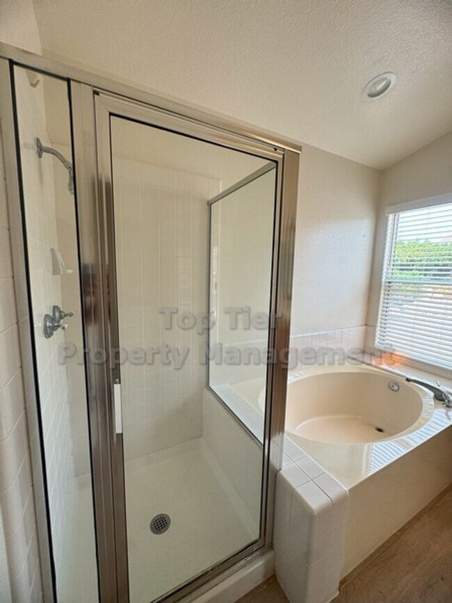 Building Photo - Welcoming Single-Level Home in a Great Fam...