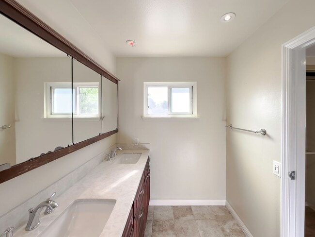 Building Photo - ~POOL HOME~ For Rent in Mission Viejo! 5 Bedrooms!