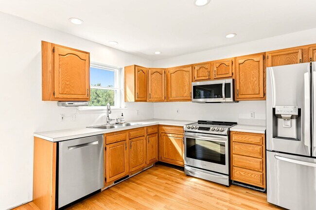Building Photo - 808 Yorkview Dr
