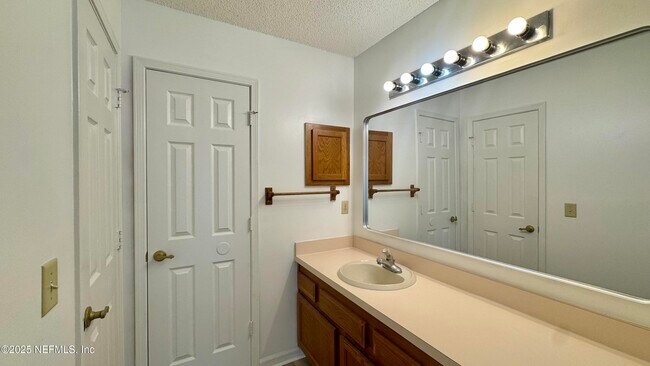 Building Photo - 3696 Barbizon Cir N