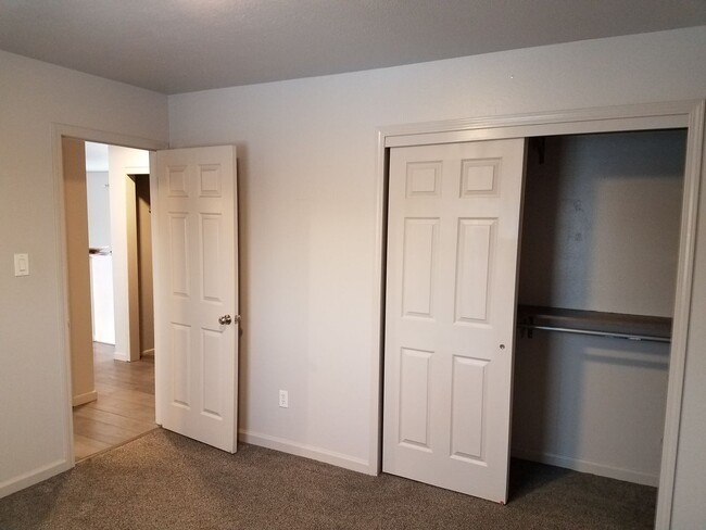 Building Photo - House For Lease