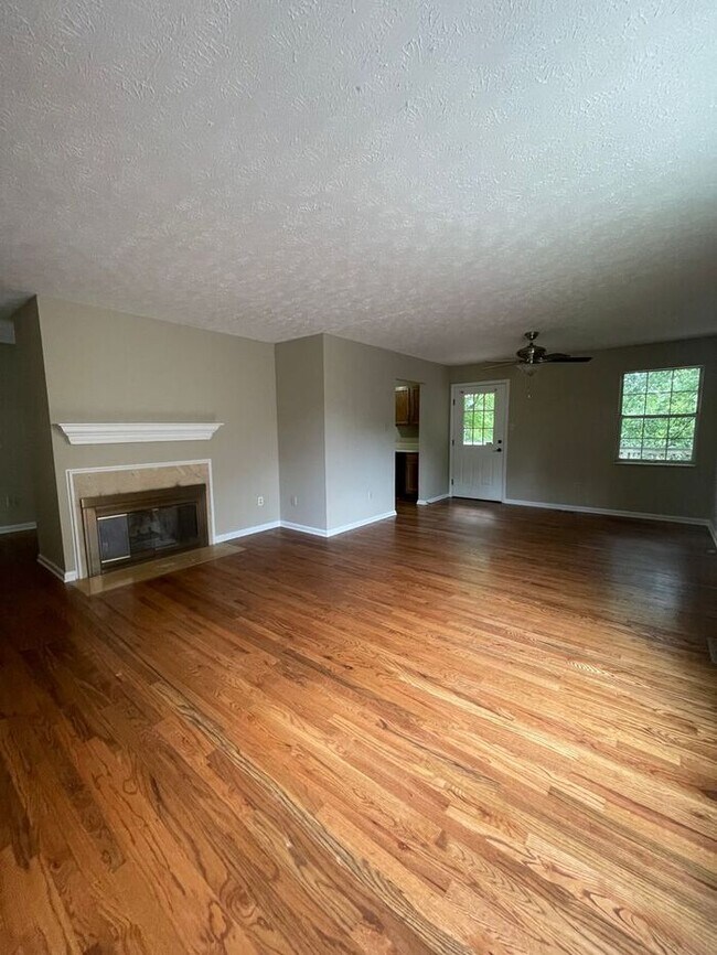 Building Photo - 3 bed, 2 bath, 2 car garage ranch style home with fenced yard.