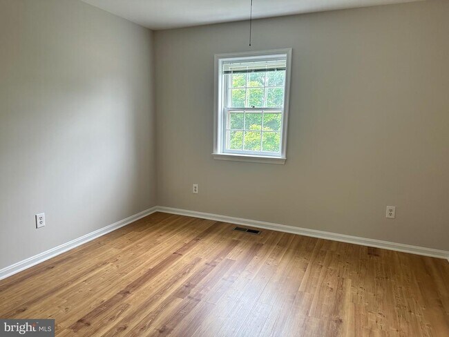 Building Photo - 4847 Chevy Chase Dr