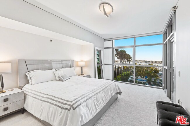 Building Photo - 13650 Marina Pointe Dr