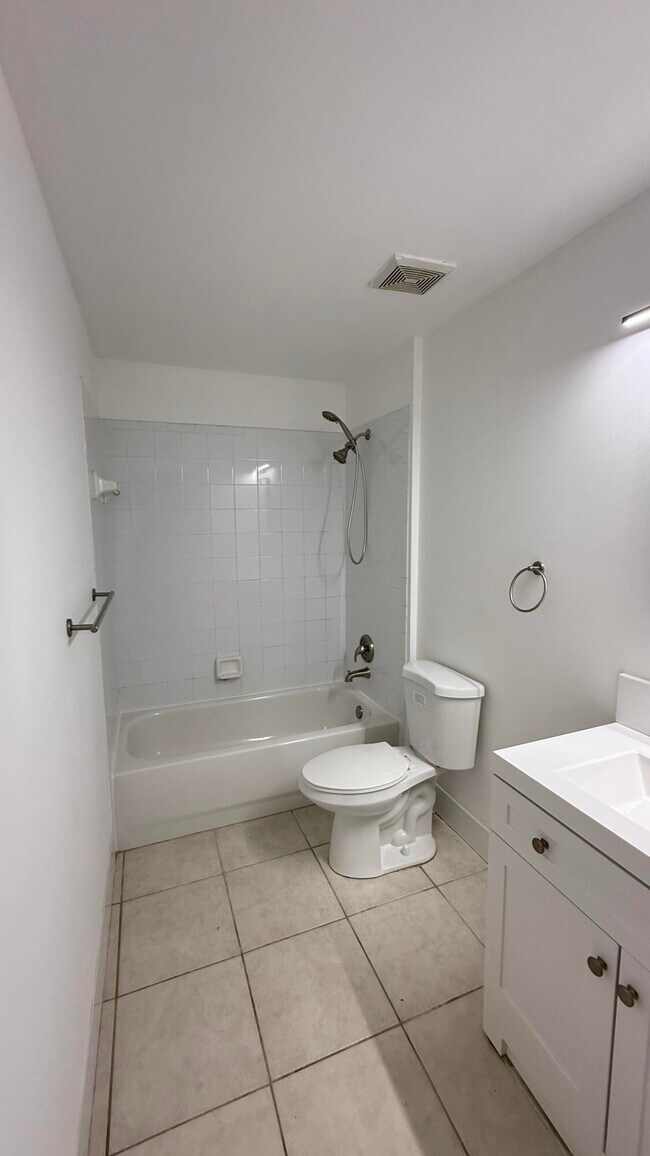 Building Photo - 2080 Greenview Shores Blvd