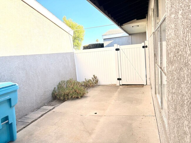 Building Photo - WALK TO SDSU! 4 bed 2 bath House w/ A/C