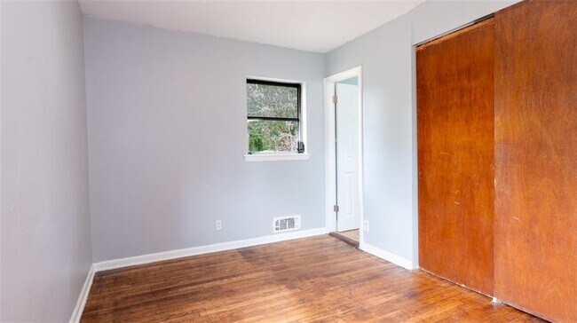 Building Photo - 2917 Cambridge Dr SW
