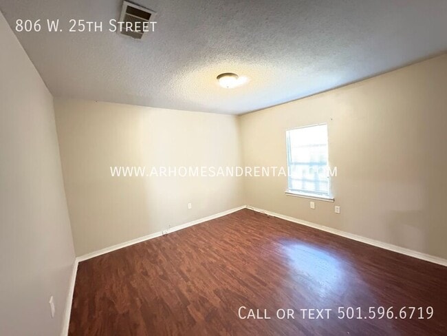 Building Photo - 806 W 25th St
