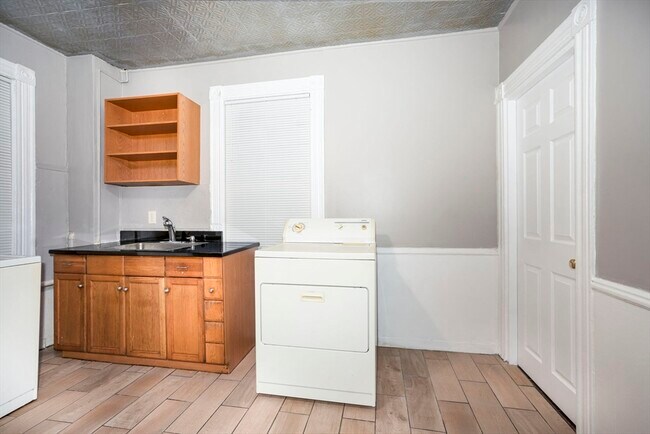 Building Photo - 117 Medford St