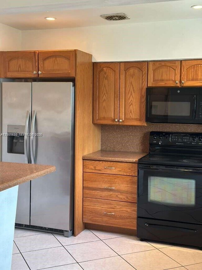 Building Photo - 2458 Plunkett St