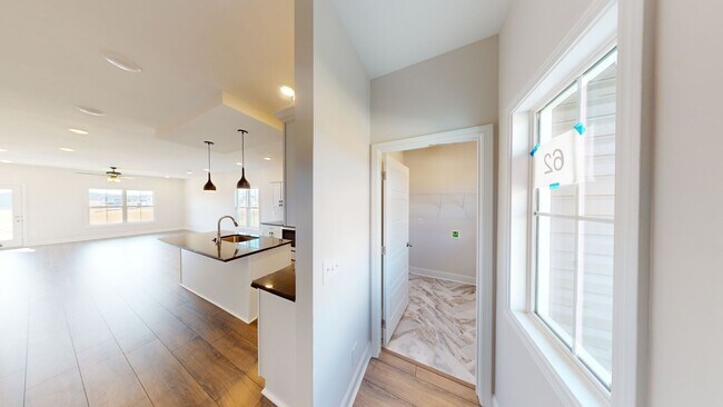 Building Photo - Modern Comfort, Great Location, and Pet-Fr...