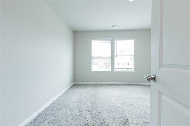 Building Photo - 9220 Golfview Cir