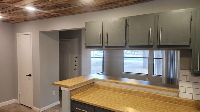 Building Photo - 2807 W Slaughter Ln