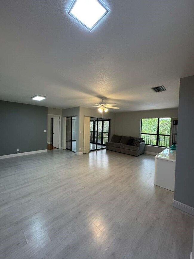 Building Photo - 3167 Cocoplum Cir