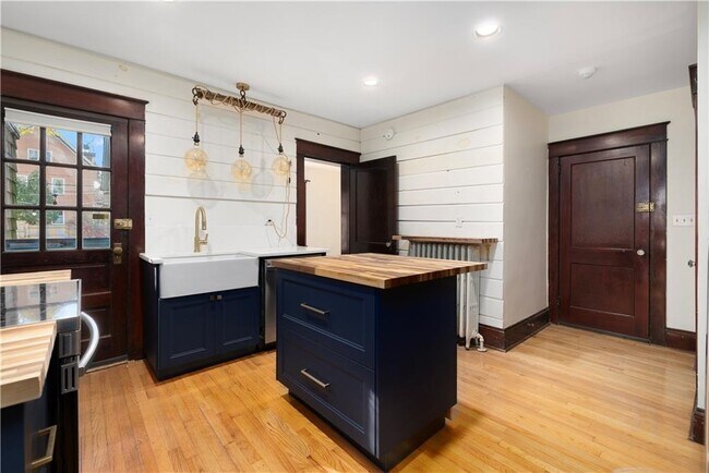 Primary Photo - 31 Cranston Ave