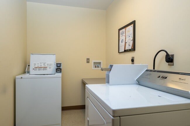 Building Photo - 2 bed, 2 bath independent senior living (55+ years of age) heat, hot water, & electricity include...