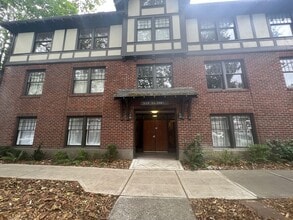 Building Photo - Newly Remodeled Condo on Capitol Hill - Close to UW