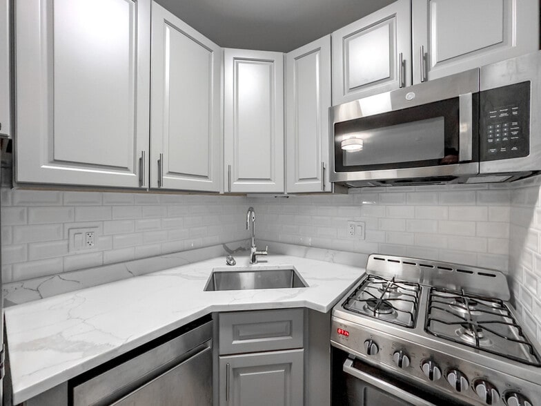 Building Photo - 545 W Belmont Ave