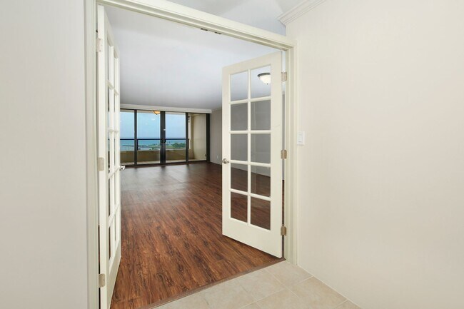 Building Photo - Comfortable Living in the Heart of Honolul...
