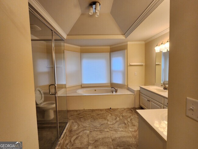Building Photo - 270 S Shore Dr