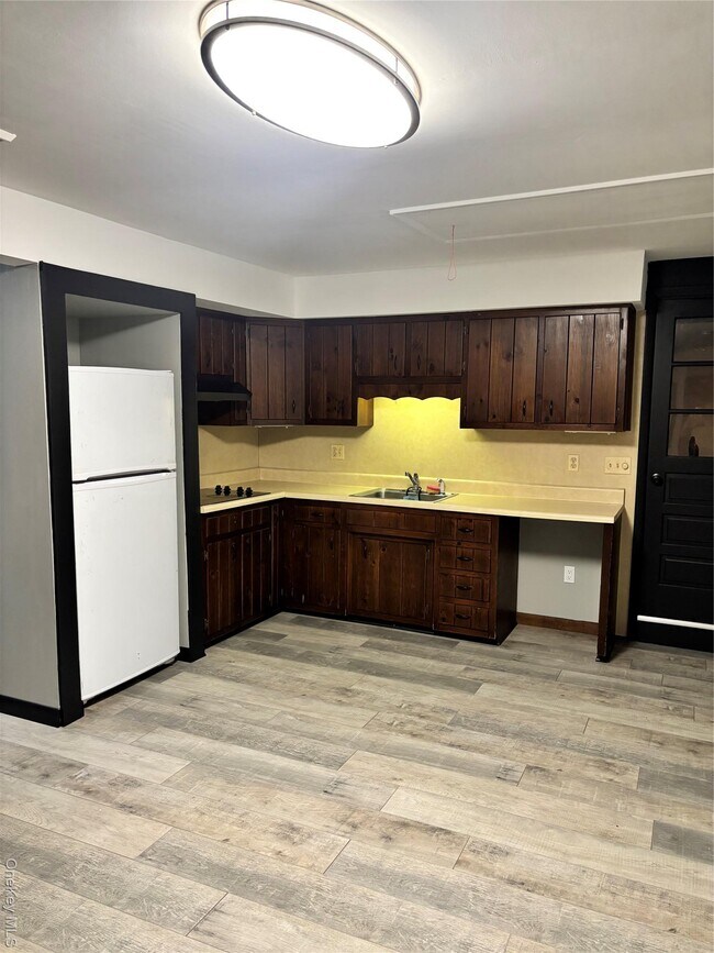 Building Photo - 2 Spencer Ave