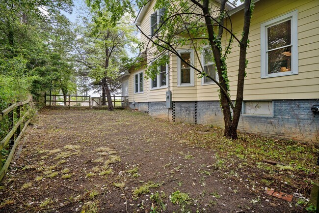 Building Photo - 802 N Poplar St