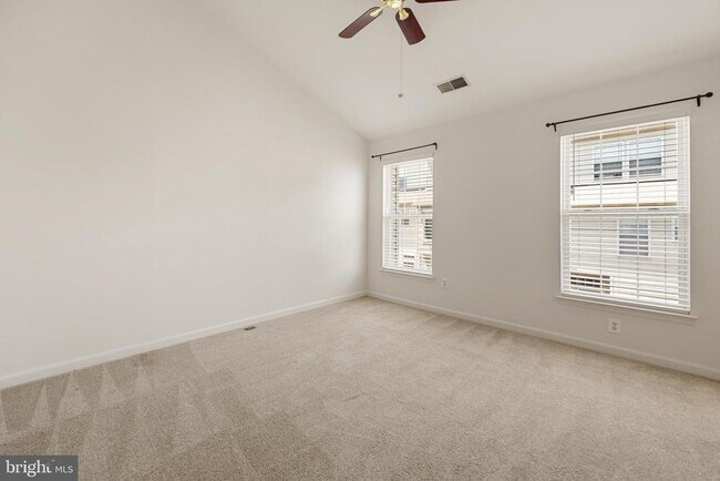 Building Photo - 956 Harrison Cir