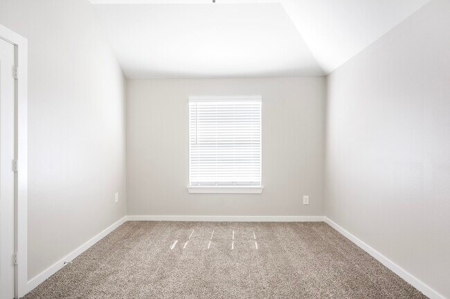 Building Photo - 28243 Chalet Park Dr