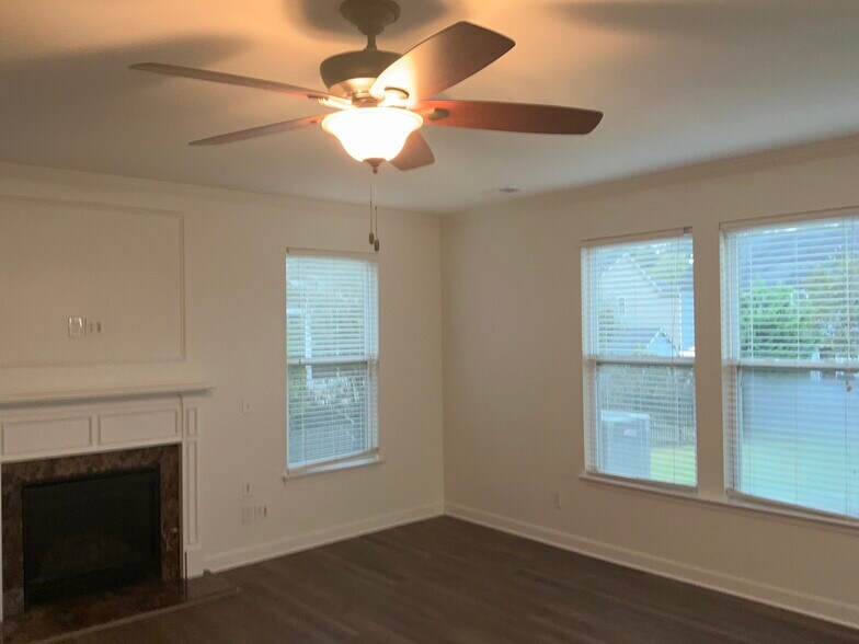 Building Photo - 3013 Corrona Ln