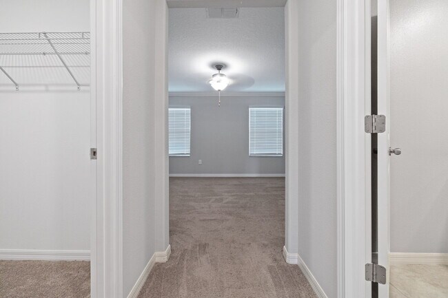 Building Photo - "Charming Gated community 3-Bed Retreat with Lake View & Granite Touches in Lutz!"