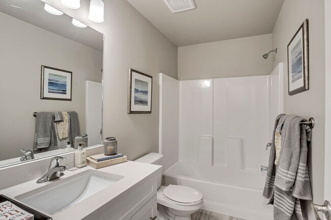 Building Photo - 3 Bedroom 2 Bath Townhome in Orem!!