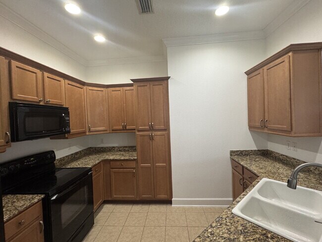 Building Photo - "Spacious 3-Bed Townhouse Retreat in Tampa's Heart - Modern Comforts Await!"