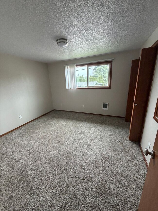 Building Photo - 1ST  FULL  MONTH'S  RENT  FREE    Pet-friendly Townhouse Near Parks and Downtown Newberg Showings...