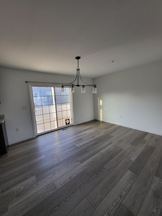 Building Photo - Spacious Modern 3 Bedroom Townhome in Annv...