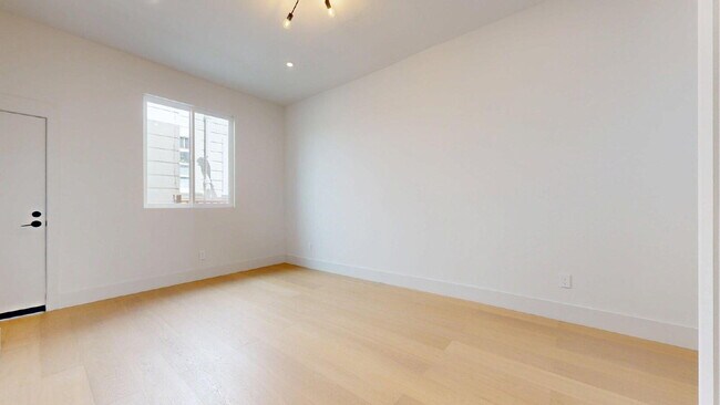 Building Photo - Modern, Convenient, Bright, Renovated 3BR/1BA Top Floor Flat with Dishwasher & In Unit Laundry
