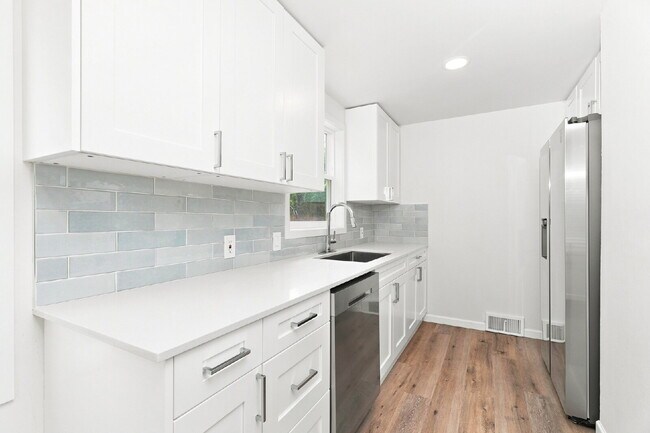 Building Photo - Beautiful Magnolia Home with Updated Kitchen, Spacious Yard & Flexible Living Space!- Available N...