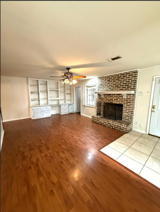 Building Photo - 3 bedroom 2 bath home located in quiet neighborhood