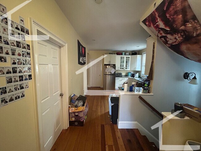 Building Photo - Don't miss out on this 6 bed 2 bath in Mission Hill...