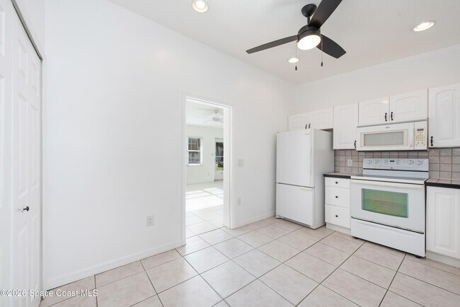 Building Photo - 206 4th Ave